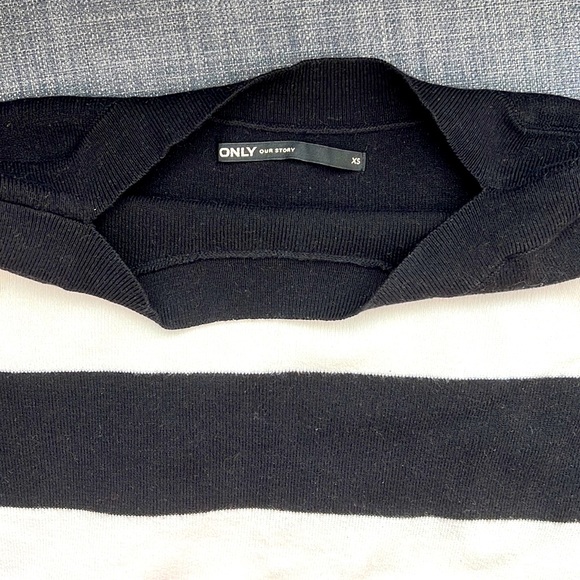 Black and white sweater - Picture 2 of 4